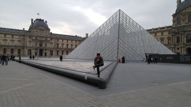 Pic 1 - Glass Pyramid, Louvre.jpg