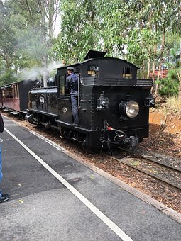 steam-locomotive-2210368__340.jpg