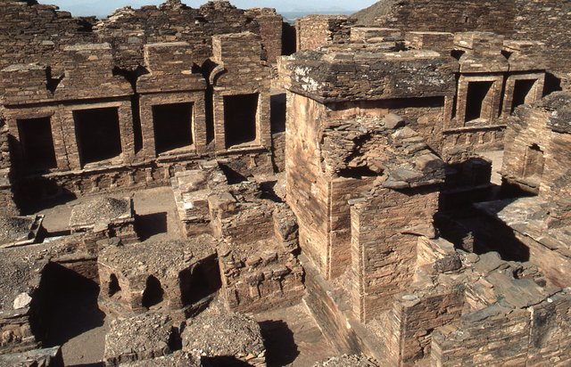 002_ruines-bouddhiques-de-takht-i-bahi_theredlist.jpg