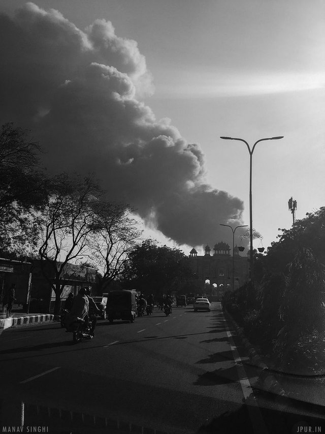 Fire breaks out near Jawahar Circle Jaipur.JPG