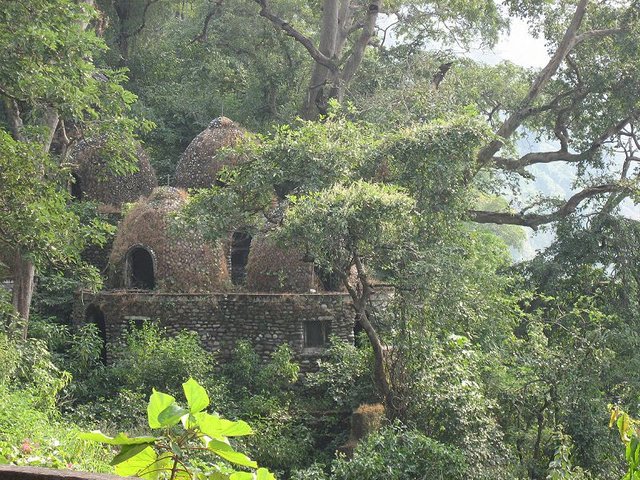 800px-Meditation_chambers_at_the_old_Maharishi_Mahesh_Yogi_Ashram,_now_in_ruins,_Muni_Ki_Reti.jpg