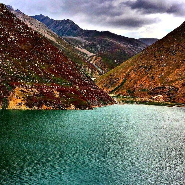 The_turquoise_waters_of_Lulusar_Lake.jpg