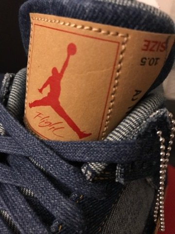 Jordan 4 levi tounge tag detail.jpg