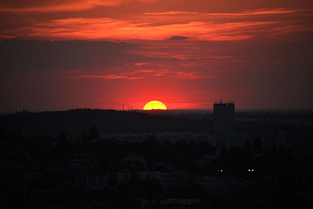 sunset-prague-afterglow-evening-sky-163890.jpeg