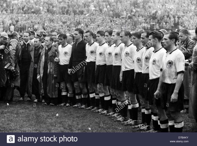 after-winning-32-against-hungary-in-the-1954-fifa-world-cup-final-D7BAKY.jpg