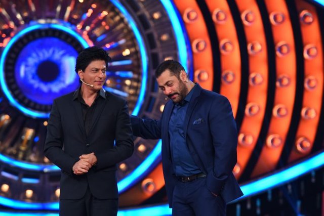 407087-salman-srk-and-kajol-on-bigg-boss-double-trouble-2-768x512.jpg