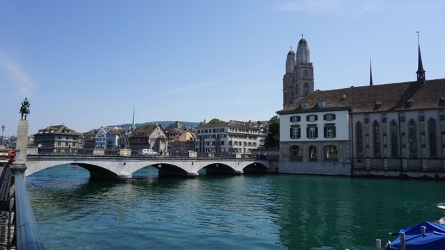 City Tour23 - Grossmünsterplatz.JPG