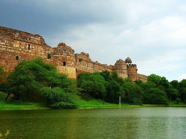 Purana-Quila-near-Lodhi-Road-Delhi.jpg