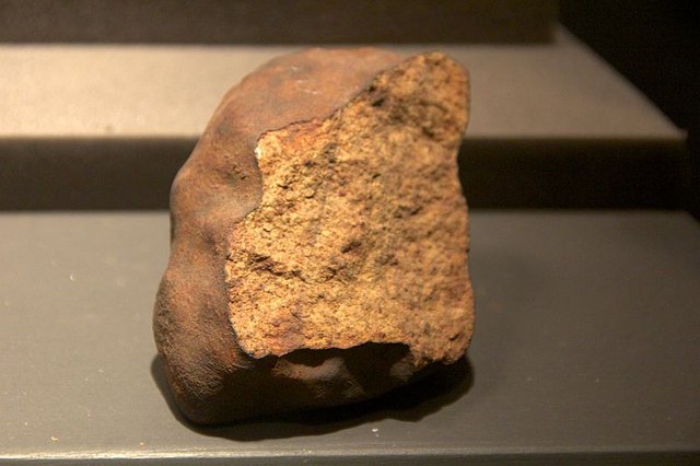 Stony_meteorite,_Bristol_City_Museum_and_Art_Gallery.jpg