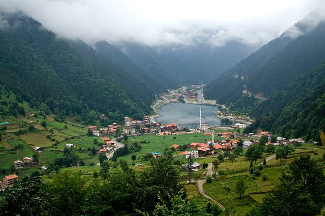 1200px-Uzungöl_lake_and_town.jpg