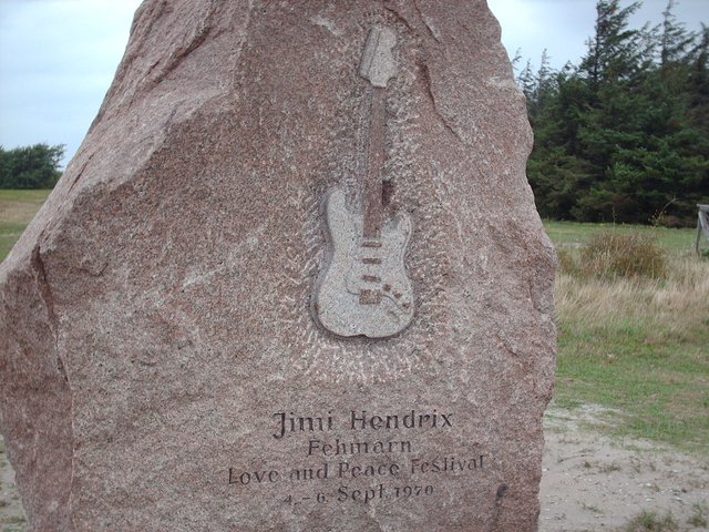 Jimi_Hendrix_Gedenkstein_auf_Fehmarn_in_Flügge.jpg
