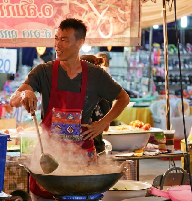 cook at night food stalls.jpg