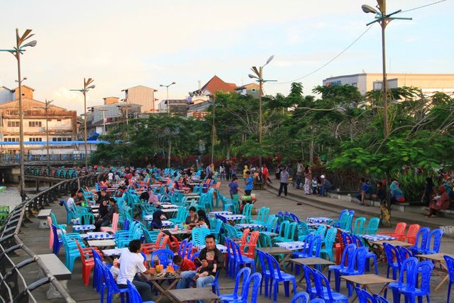 3__Menikmati_pemandangan_sungai_yang_membelah_Kota_Pontianak_ini_sambil_duduk_santai_dan_menikmati_sajian_kuliner_khas_Pontianak-570.jpg