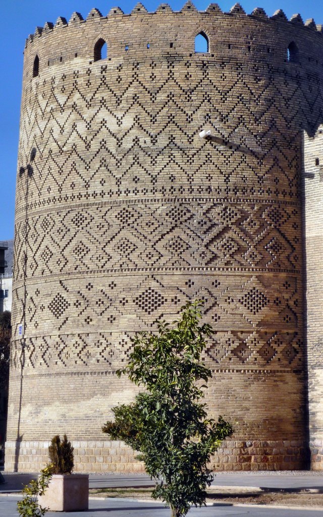 Iran 2009 January Shiraz 041 Tower of castle at Shiraz.jpg