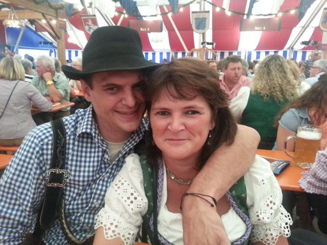 Ines und Woife Volksfest.jpg