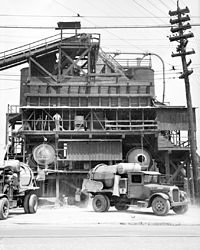 200px-Concrete_mixing_plant%2C_Birmingham%2C_Alabama%2C_view_2.jpg