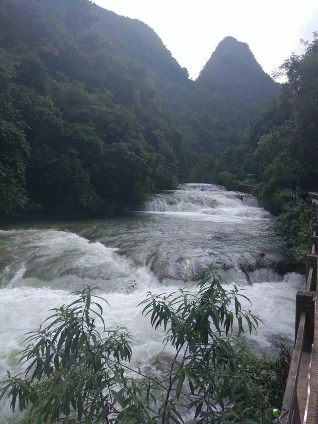 小七孔9 溪水山.jpg