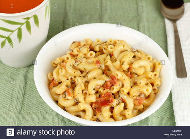 taca-branco-de-um-cotovelo-macarrao-misturado-com-queijo-parmesao-derretido-tomate-em-cubos-as-ervas-italianas-com-um-lado-de-tomate-vegetais-massas-alimenticias-com-tomates-d564mf.jpg