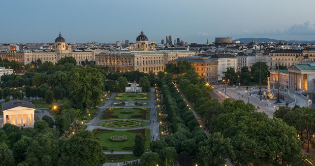 40702-blick-auf-die-ringstrasse-und-das-parlament-19to1.jpeg