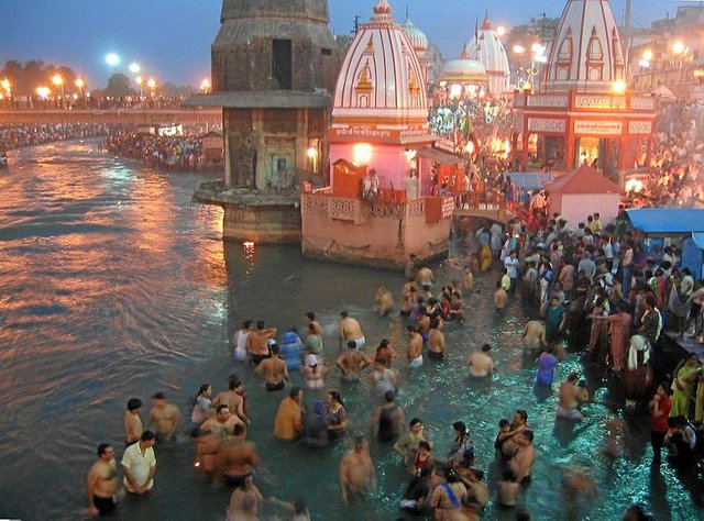 800px-Evening_prayers_at_Har-Ki-Pairi_Ghat_in_Haridwar.jpg