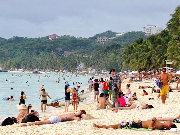 boracay_tourists.jpg