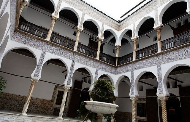 800px-Casbah_of_Algiers,_villa_patio.jpg