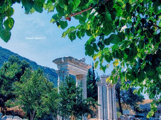 Ephesus column arches.jpg