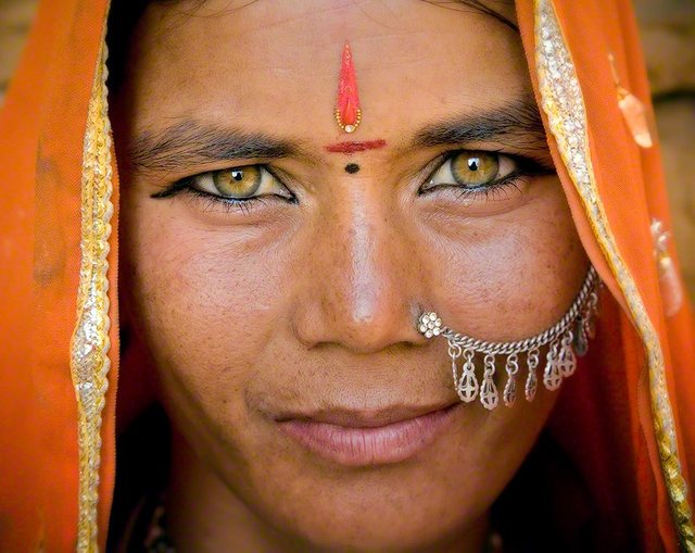 gypsy-woman-eyes-Jaisalmer-rajasthan-india-370-e1474047577712.jpg