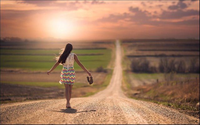 feliz-en-la-vida-mujer-caminando-sola-descalza.jpg