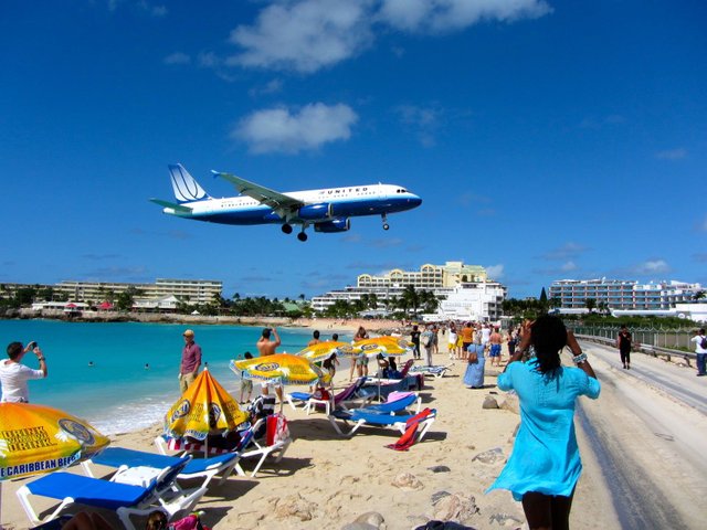 Landing_United_Airlines_Plane_Over_Maho_Beach_(6543959013).jpg