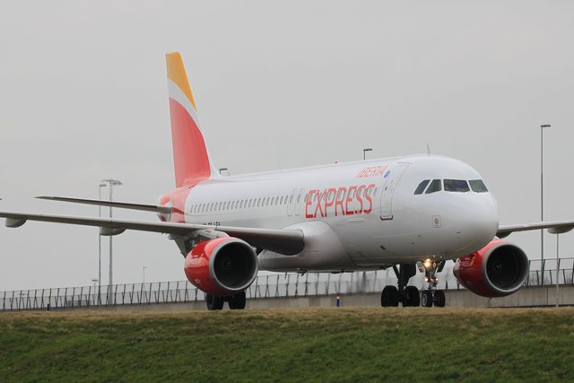 EC-LEA Iberia Express -A320.JPG