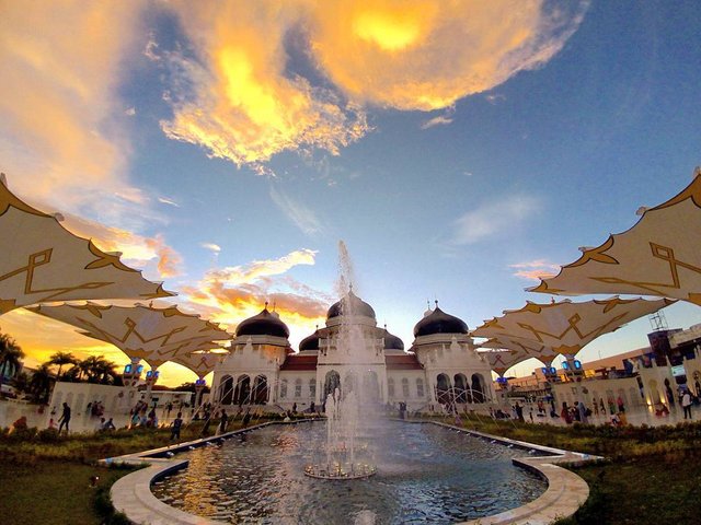 Masjid-Raya-Baiturrahman-adalah-salah-satu-ikon-utama-Banda-Aceh-via-@ibnoesoan.jpg