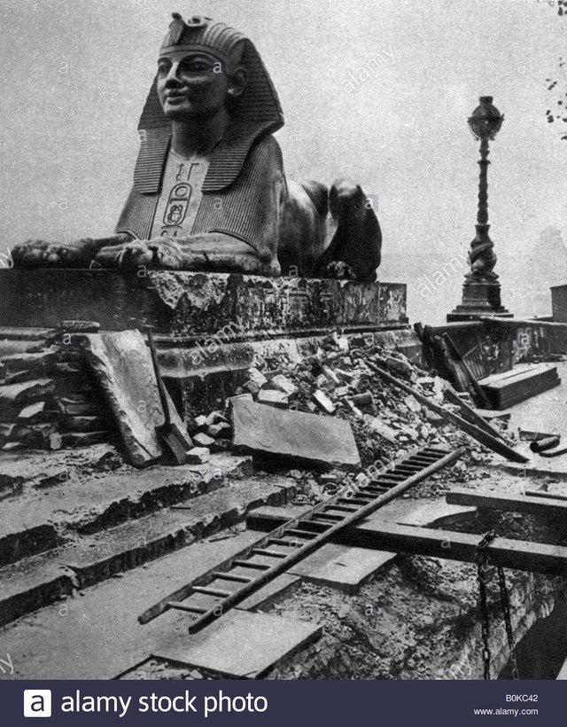 sphinx-damaged-by-a-german-bomb-dropped-on-the-embankment-4th-september-B0KC42.jpg