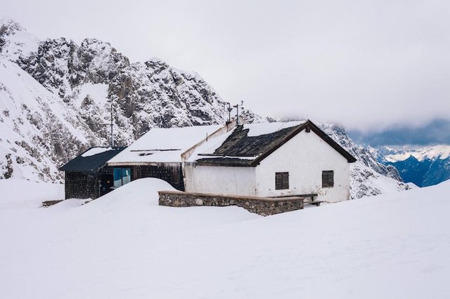 Great-Photo-Of-Little-House-Atop-A-Mountain-In-Innsbruck-Austria(2).jpg