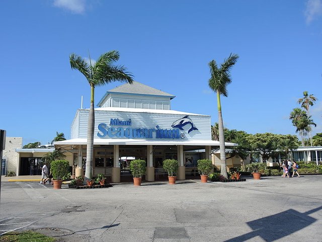 800px-MiamiSeaquarium-MainEntrance.JPG