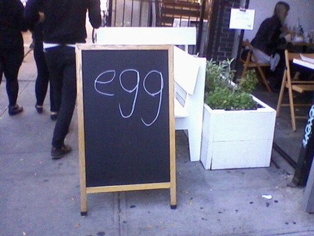 egg-funny-awesome-restaurant-signs.jpg