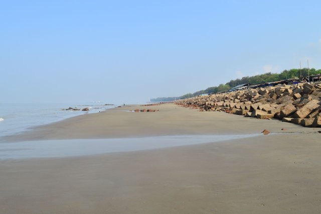 Side_view_of_Patenga_sea_beach_(10).jpg