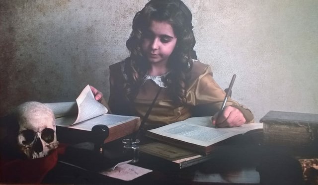 niña escribiendo libro.jpg