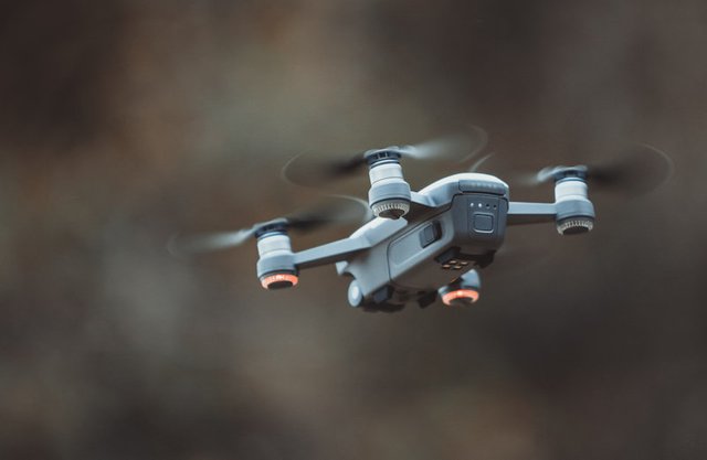 smallcamera-drone-flying-724921.jpg