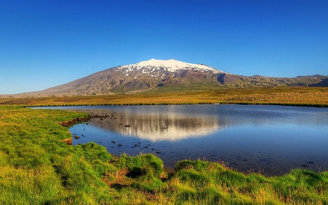 1200px-Snæfellsjökull_in_the_Morning_(7622876302).jpg