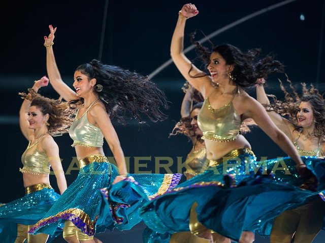 bollywood-dance-troupe-blue-800ck.jpg