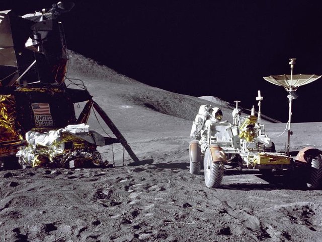 Apollo_15_на_Луне.jpg