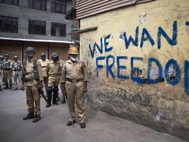 india-kashmir-police-facing-wrath_702abc02-77f1-11e6-86aa-b218fe1cd668.jpg