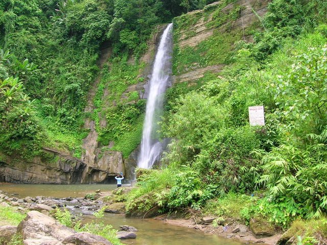 Madhabkunda_waterfall_10.jpg