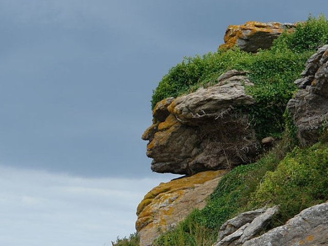 Apache_head_in_rocks_Ebihens_France.jpg