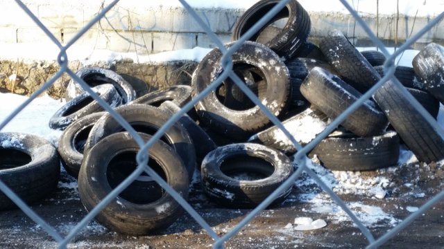 TIRES DUMPED ON SELTZER.jpg