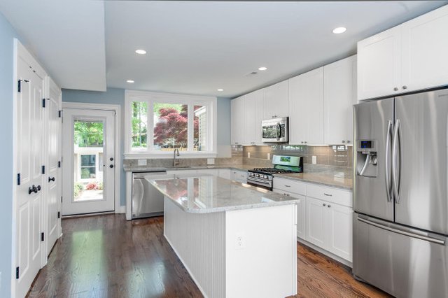 Modern-Glass-Subway-Tile-Kitchen.jpg