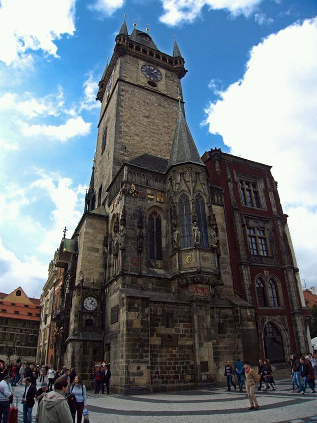 prague astronomical clock.jpg