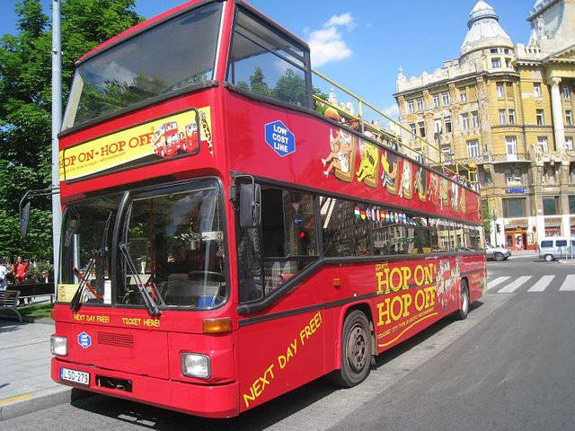 giraffe-hop-on-hop-off-city-tour-budapest-sightseeing-busz-berles-1.jpg