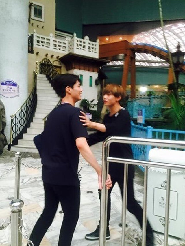 BTS V and PARK BOGUM in Amusement Park! Photos and Witnesses' Stories  Collected — Steemit